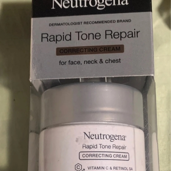 NEUTROGENA 20% VITAMIN C SERUM (30) & RAPID TONE REPAIR Cream - Picture 3 of 4